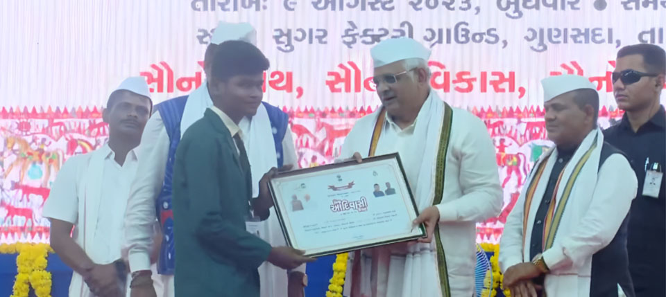 EMRS Khodada 12th District Topper students honored  by Hon. Chief Minister(Gujarat) Shri Bhupendra Patel on Vishva Adivasi Din